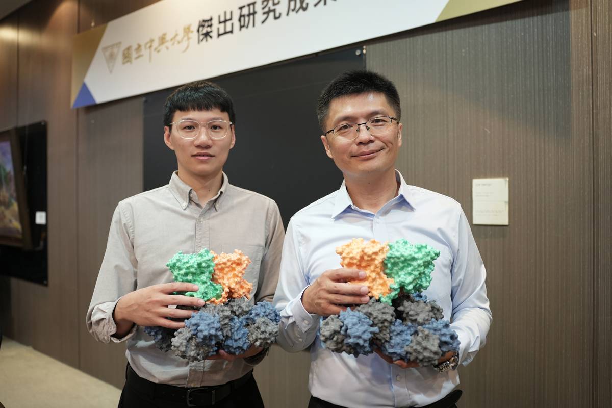 興大生化所胡念仁副教授（右）與博士候選人江冠賢（左）解析細菌鉀離子通道蛋白結構，成果發表在《自然通訊》