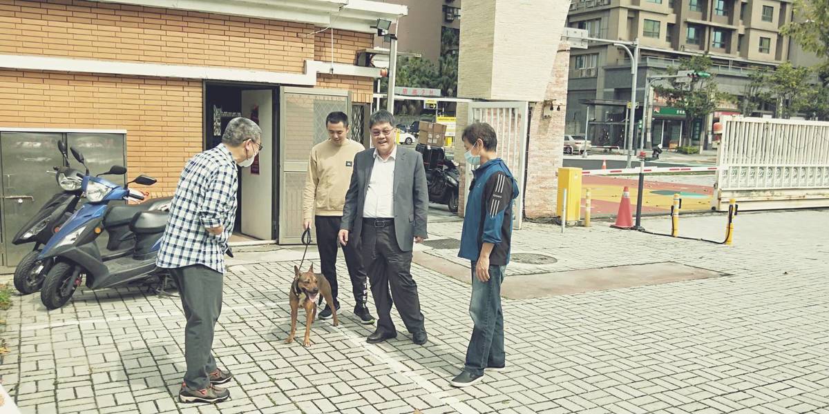 校方迎接校園犬