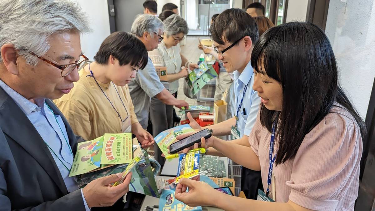 臺灣環教大使透過文宣品與日本教師進行環境教育交流 (教育部提供)