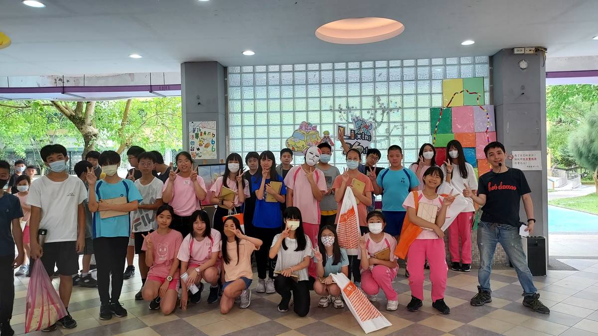 陳祈宏老師帶領學生布展