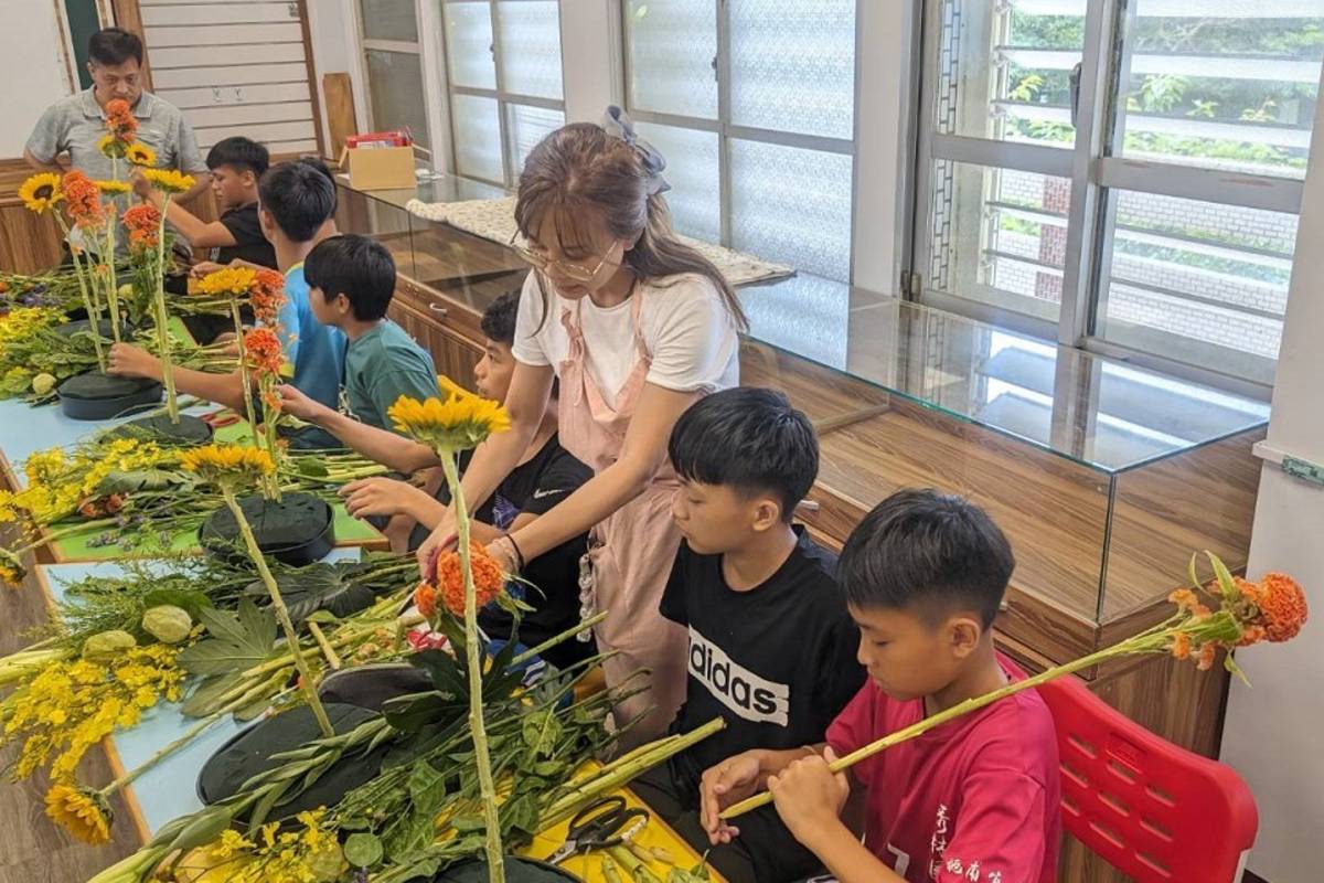 老師指導學生插花