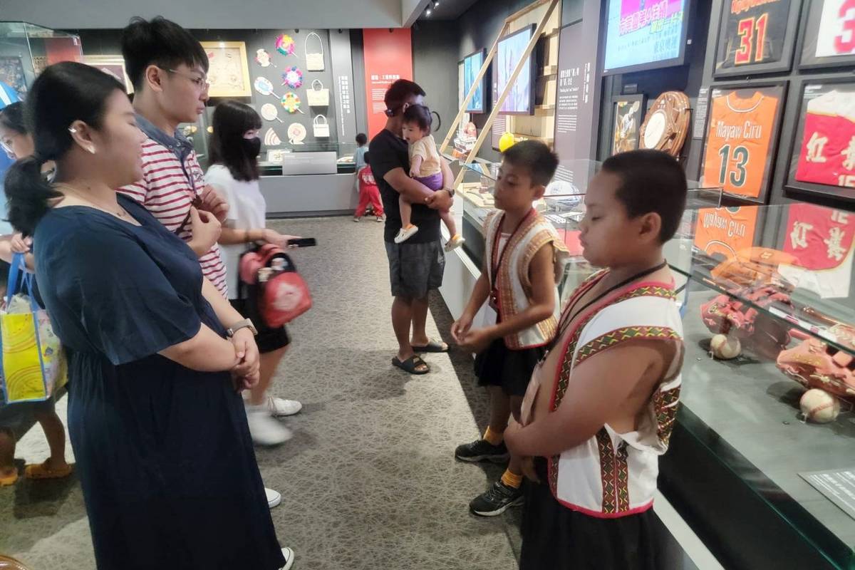 史前館攜手學校培力小小文化解說員，負責導覽南島廳之一的桃源實驗小學以此發展跨領域課程，讓孩子們以原住民族人身分解說、分享，獲得不一樣的學習經驗，提升文化自信。