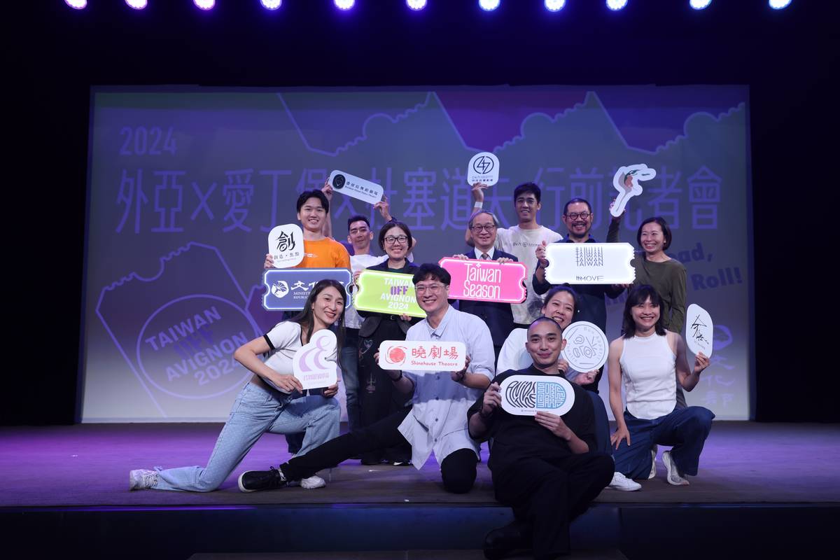 文化部長李遠（後排右4）及政務次長王時思（後排左3）、衛武營國家藝術文化中心藝術總監簡文彬（後排右2）為外亞維儂藝術節、愛丁堡藝穗節臺灣季、杜塞道夫國際舞蹈博覽會獲選團隊獻上祝福，期盼在國際藝術盛會大放異彩。(文化部提供)