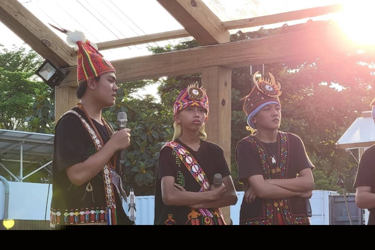 知本國中樂舞文創實驗專班學生生動演繹族語戲劇《花環與稻浪》，身歷其境感受先人的生活、思想，以及不同角色面臨的心路歷程。