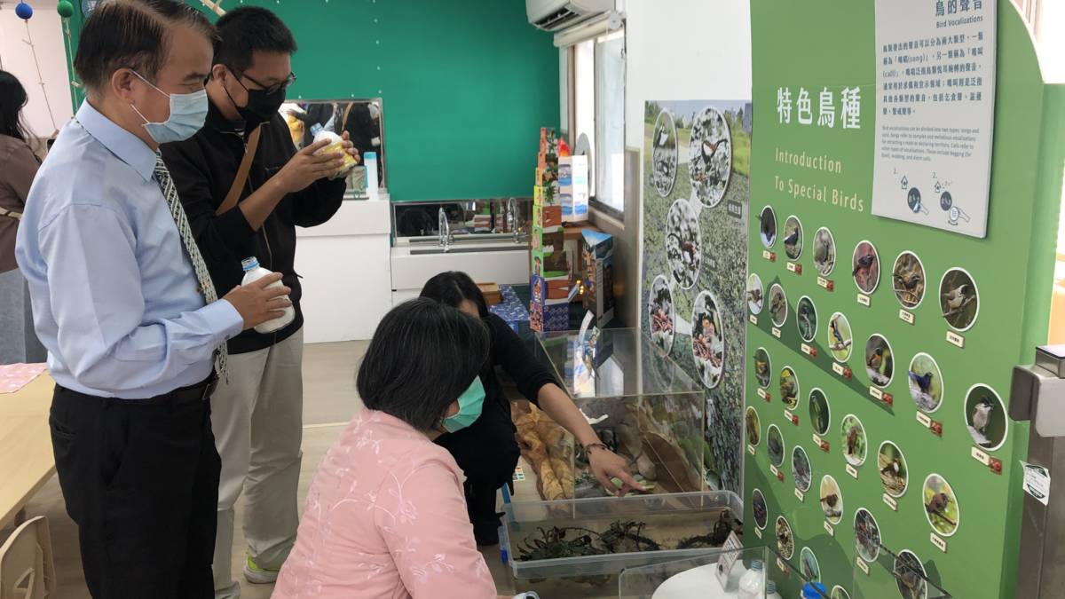 法務部長官也好奇鳥類調查員特展