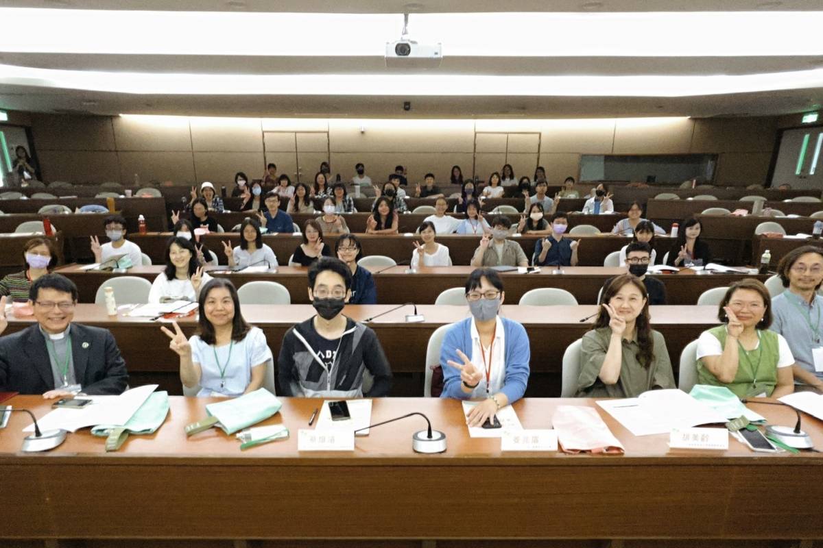 輔仁大學林之鼎使命副校長、學輔中心葉在庭主任、北一區大專校院輔諮中心姜兆眉召集人各大專校院社工師、心理師合照