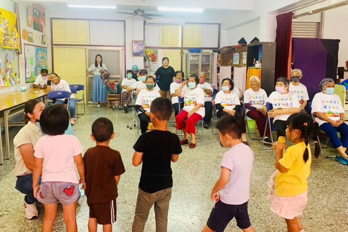 尚武國小附設幼兒園這學期進行蔬菜主題課程，帶著孩子們認識並種植蔬菜，並親手製作3道健康蔬菜料理，分送給尚武天主堂「天琪日照中心」的長輩們。