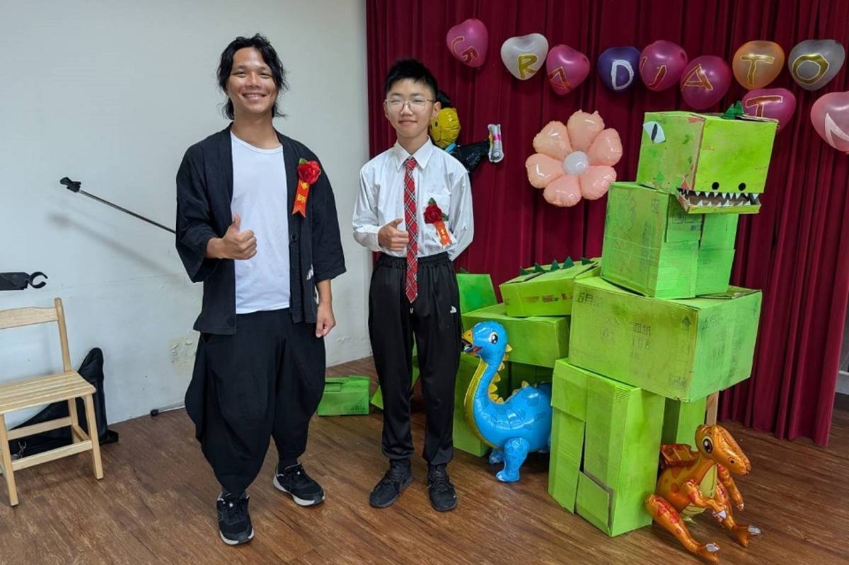 藍啟明同學與班導師陳冠任合影