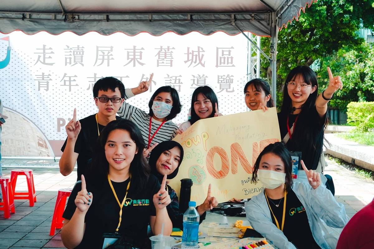 屏東志工中心辦理「從地方到國際-外語走讀導覽」活動，透過培訓志工事前搜集地方介紹 (教育部提供)