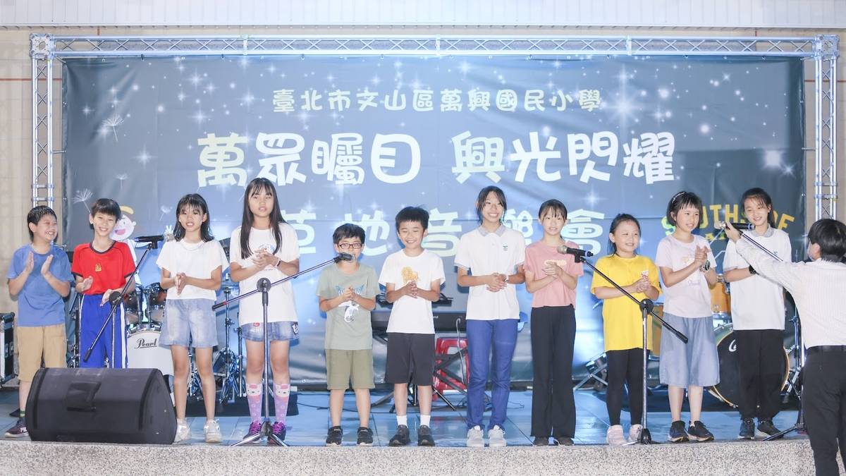 日前到日本進行國際交流學生清唱輕快活潑的《Momotaro桃太郎》歌曲