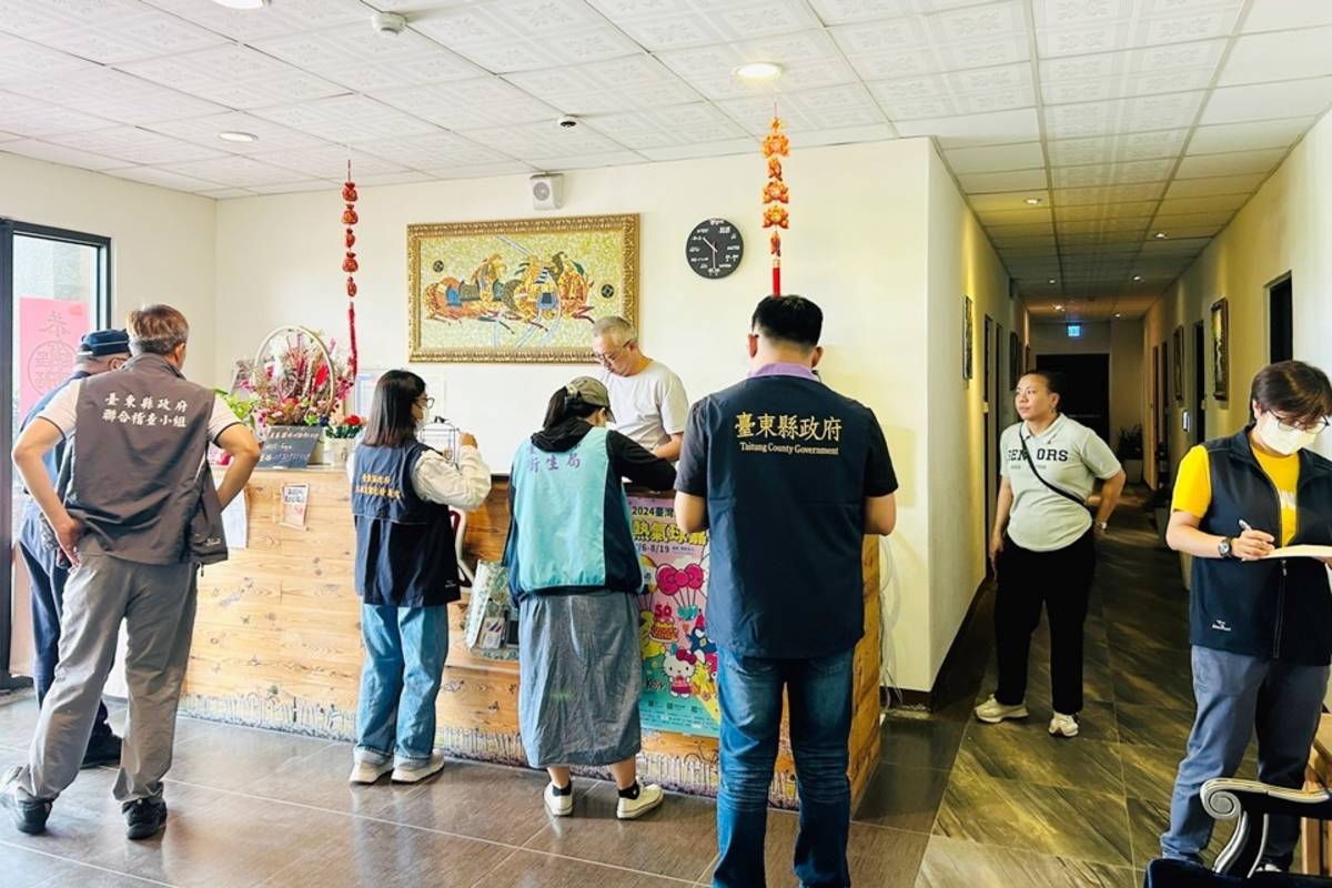 臺東縣政府每月辦理旅宿業聯合稽查，保障旅客住房安全及消費權益。