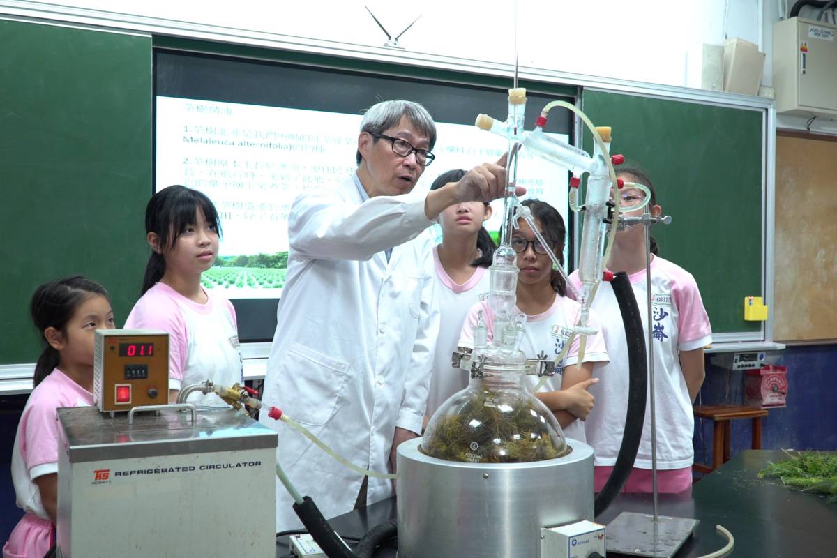 教授解說水蒸氣蒸餾實驗的原理與設備