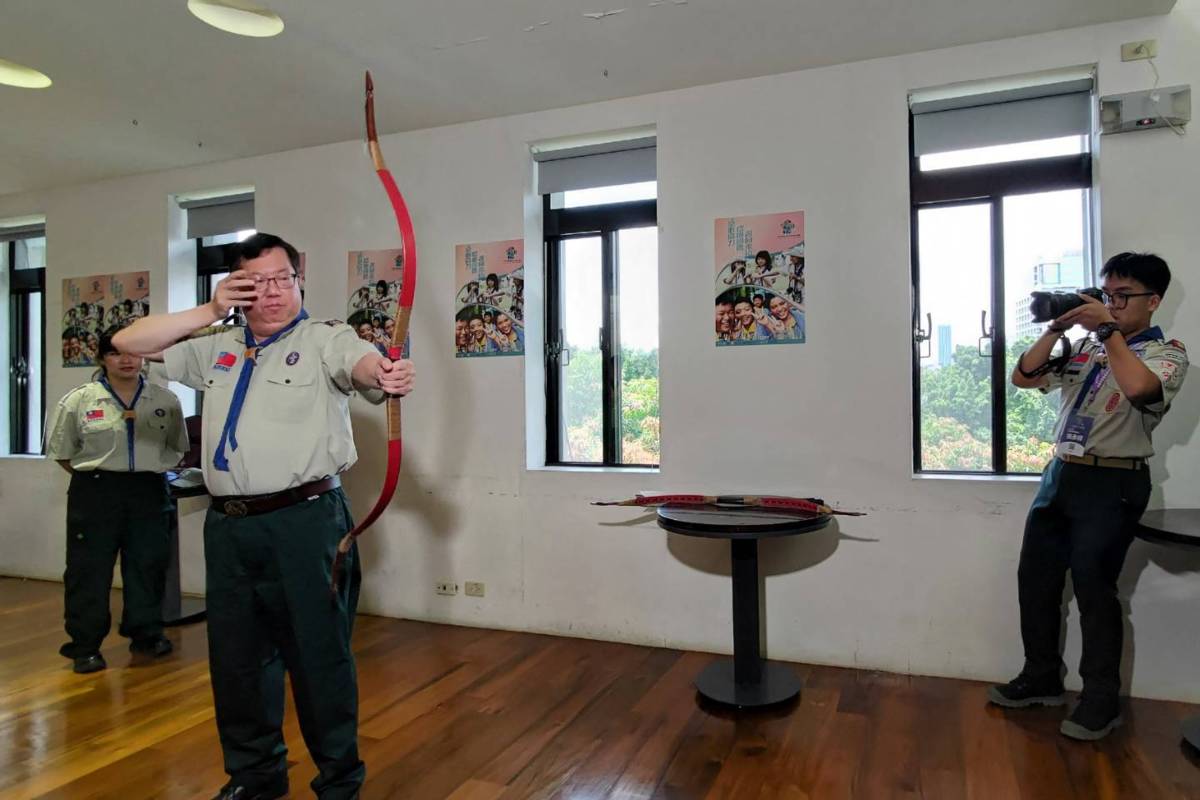 中華民國童軍總會理事長鄭文燦體驗射箭