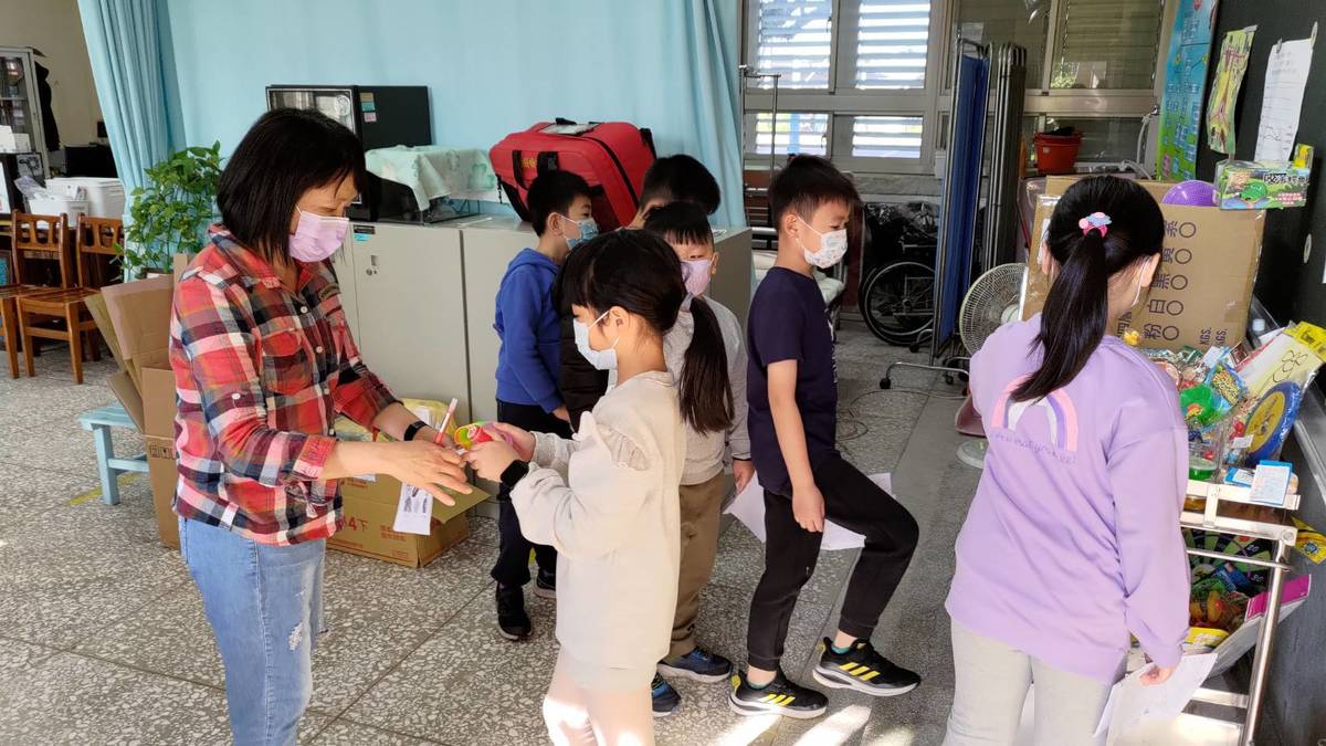 111學年度健康體位績優學校-優等-宜蘭縣冬山鄉順安國小-111學年度親子健康生活集點活動

宜蘭縣冬山鄉順安國小獲111學年度健康體位優良學校，也是農糧署食米學園計劃連續五年評鑑績優的學校。學校從食農及營養教育著手，帶領孩子親自播種、收割，培養孩子珍惜食物、均衡飲食，鼓勵喝白開水代替含糖飲料，讓小朋友在日常生活中，會主動查看成分，篩選食物。以正向的心態，引導學童正視自己的體位，進而達到體位控制。

採訪：宜蘭縣冬山鄉順安國小魏士欽校長、徐芷楹主任、王曉梅護理師


