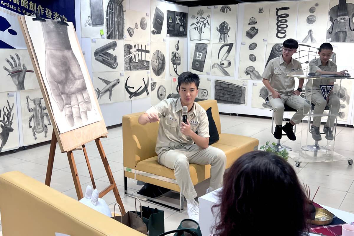 建國高中效法真人圖書館，每位學生在發表會上分享個人的生命故事