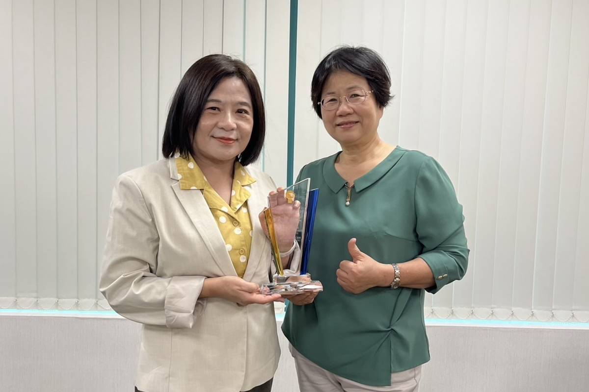 第21屆校園廣播競賽金聲獎圓滿落幕，今天(28)國立教育廣播電臺臺長黃月麗(右)也特別前往張榮發基金會拜會鍾德美執行長(左)並致贈感謝獎牌。
