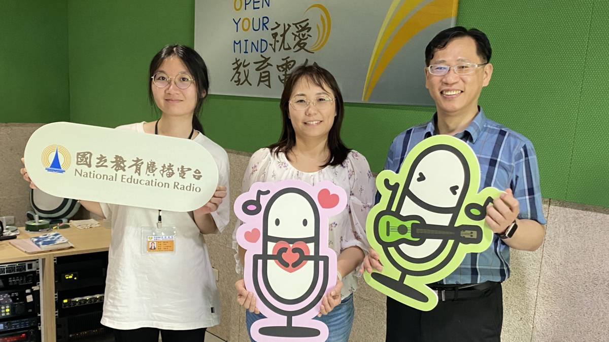 賴金湖醫師(右)提醒大家避免久站久坐導致靜脈曲張