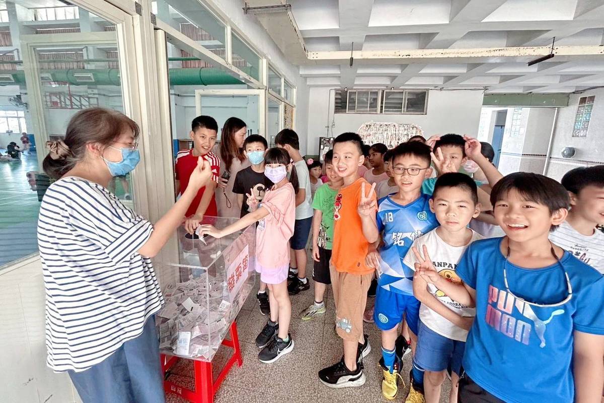 臺北市銘傳國小期末「大愛童心影展」邁入第二年，讓孩子捐發票、看電影