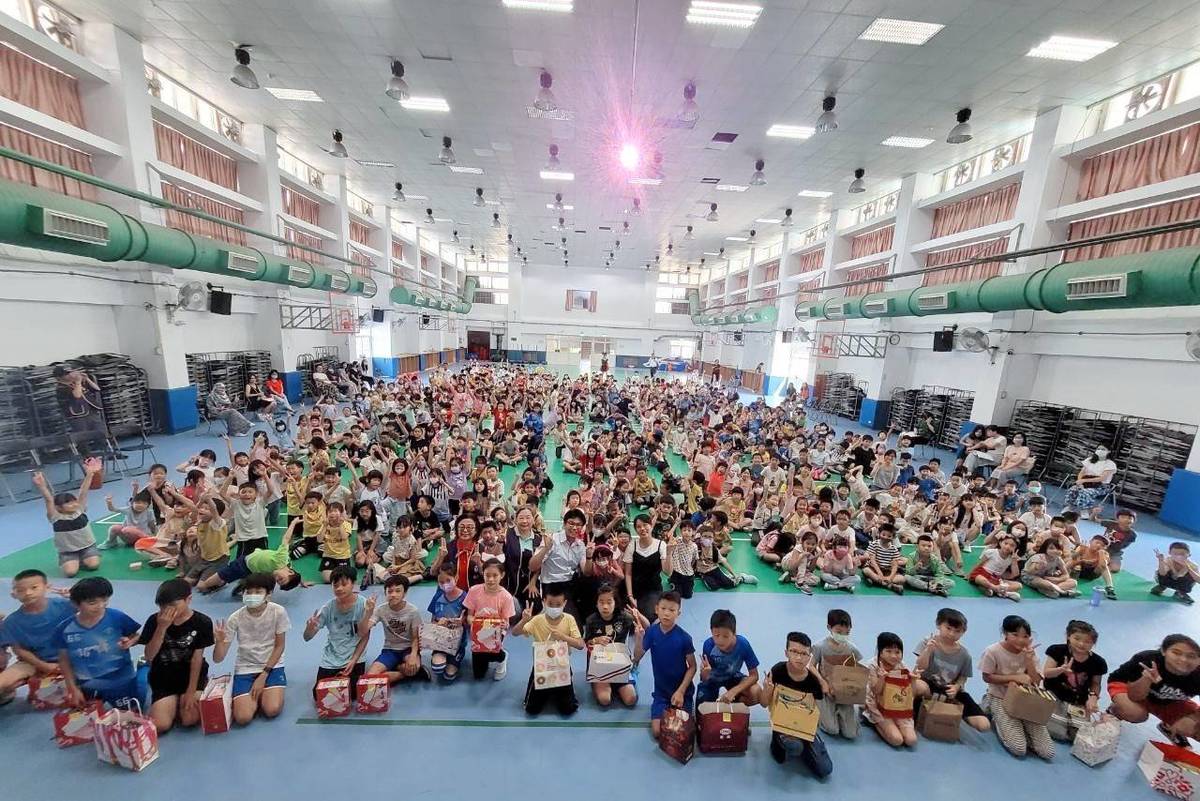 國際大道同濟會送給全校學生一人一盒彩色鉛筆，勉勵持續行善