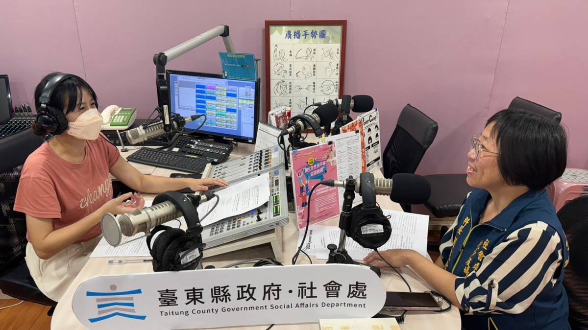 社會處兒婦科劉宛欣科長(右)分享女力前進 翻轉社區