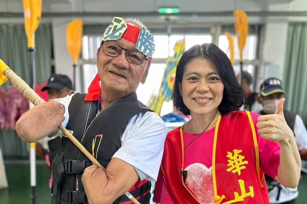 華山基金會臺東縣愛心天使縣辦舉辦「2024愛老人端午動起來運動會」，為高齡7旬、雙手殘缺的羅阿公一圓擔任龍舟奪旗手的夢想。