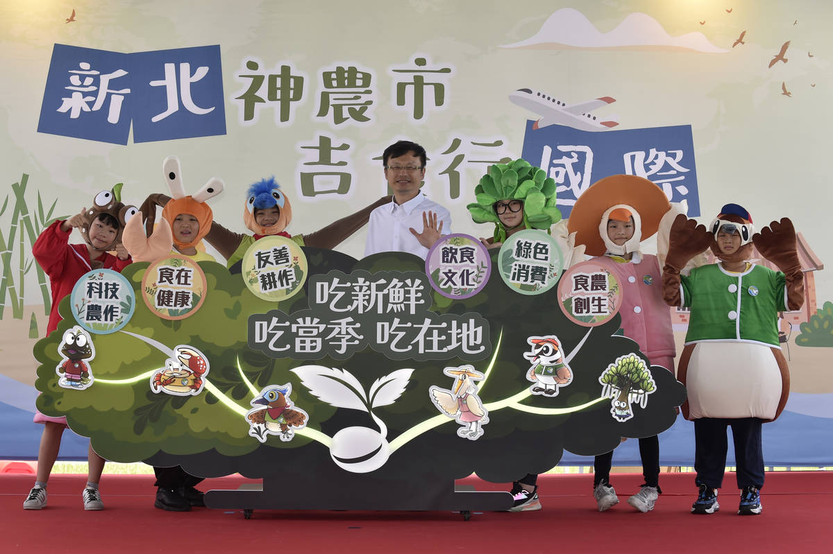 食農教育特展開幕活動，張局長與六大主題代表動物合影 (新北教育局提供)