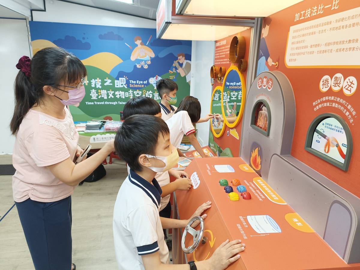 定點參觀科教巡迴車-科技之眼─臺灣文物時空遊記，展車上認識台灣文物