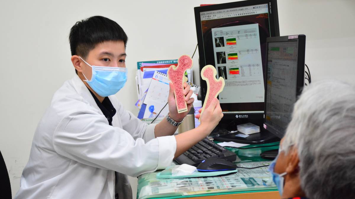 張翊綺醫師表示人體骨質30歲後隨年紀漸漸流失(照片由東馬提供)