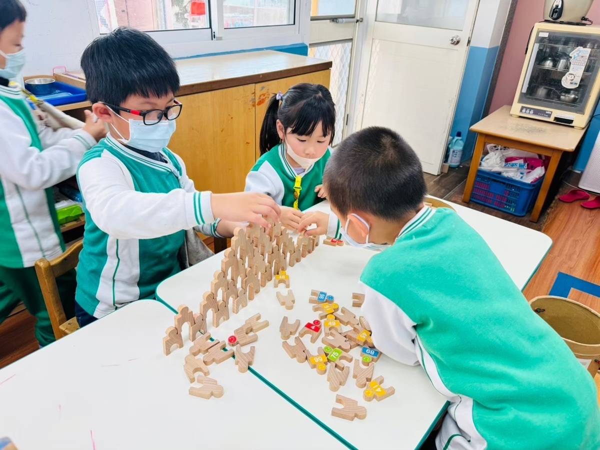 嘉義縣雙溪附幼數學區結合拼圖區讓孩子可以操作