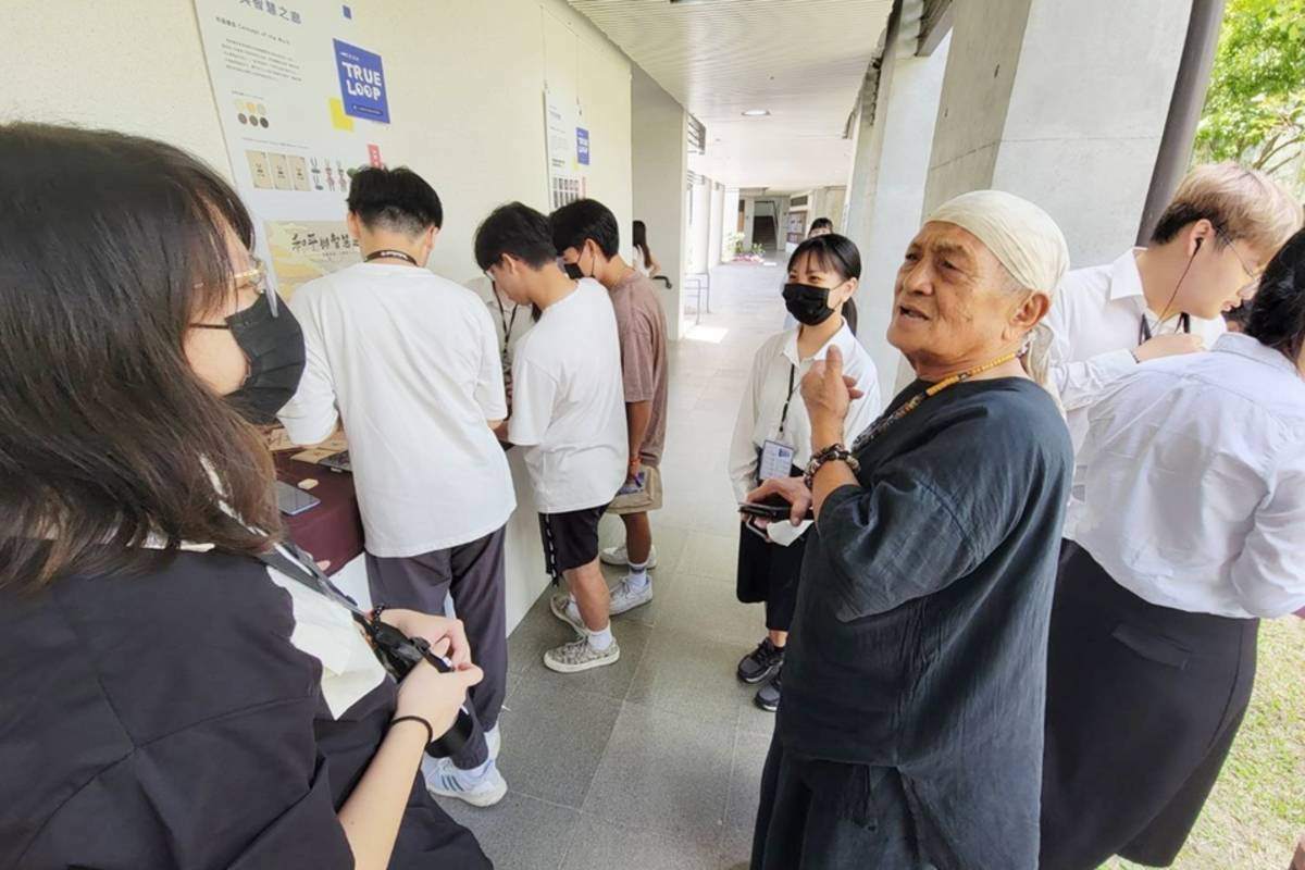 馬智禮的外孫、現任初鹿部落領袖馬來盛(右)，現身AR桌遊成果發表現場鼓勵學生，表達讚許。