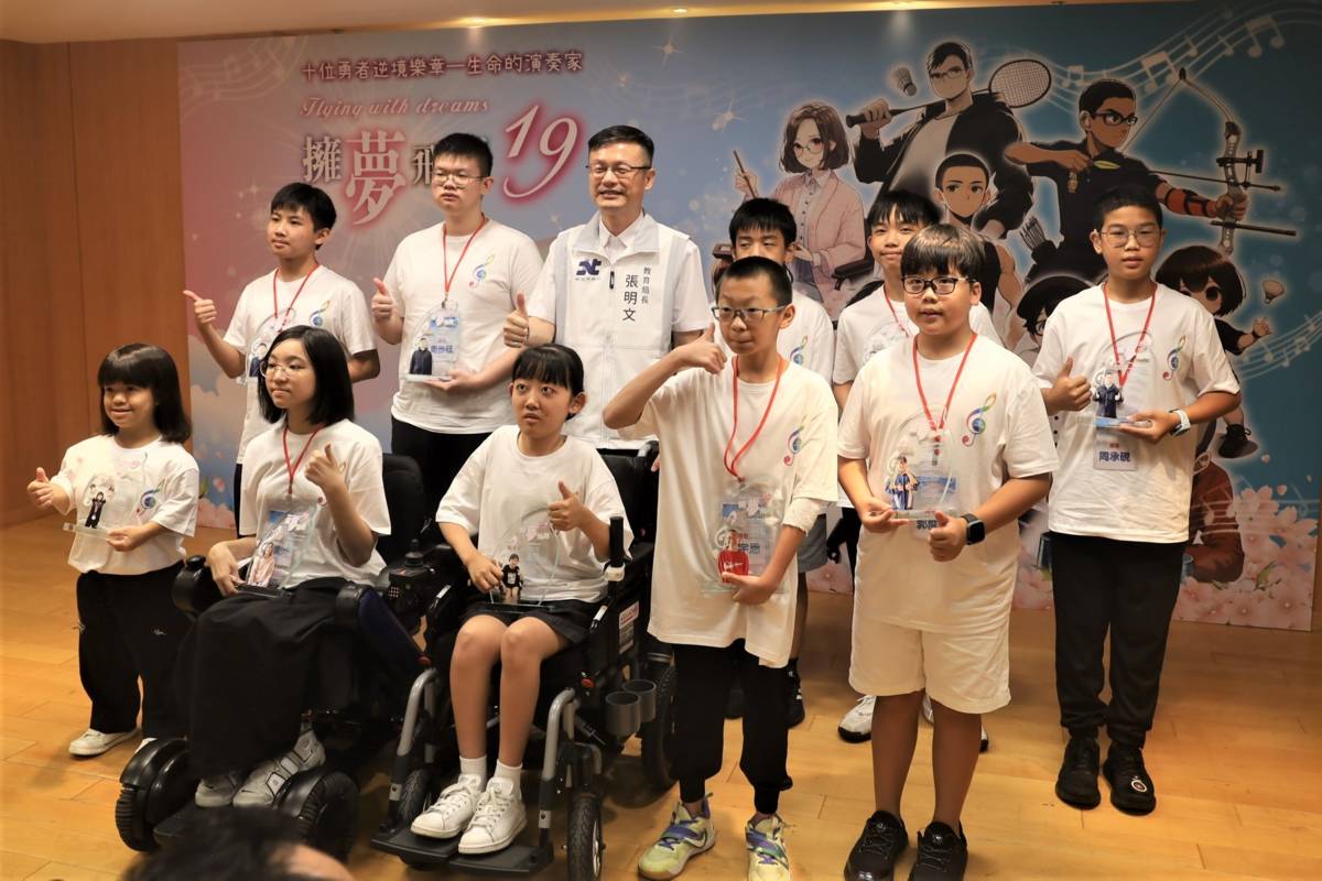 十位勇者擁夢飛翔與張明文局長大合影