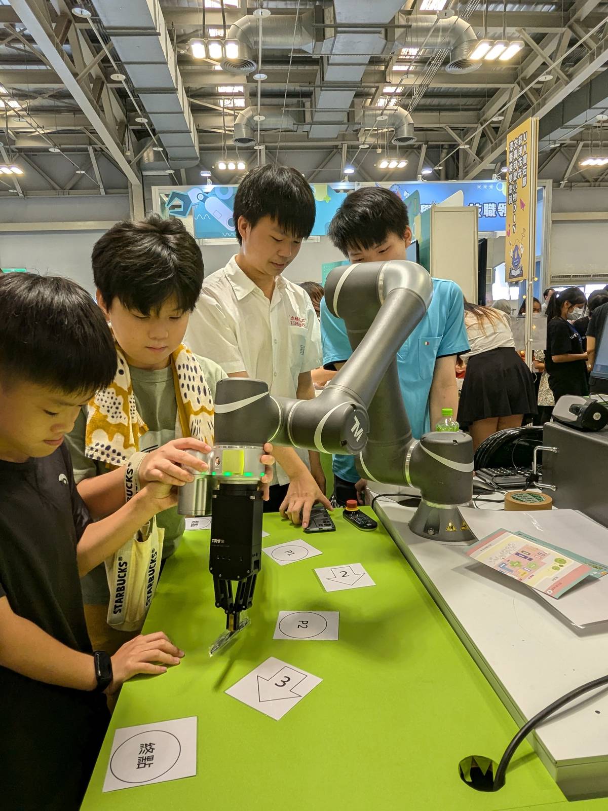 學生操作達明機器手臂，體驗人機協作