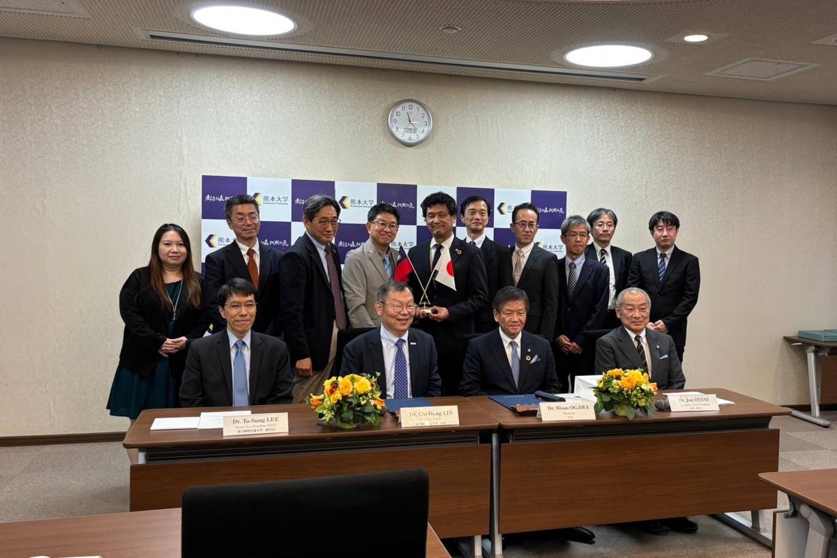 陽明交大與熊本大學朝向學分互認以及建立共同研究室，雙方簽署合作備忘錄，並合影留念。(陽明交大提供)