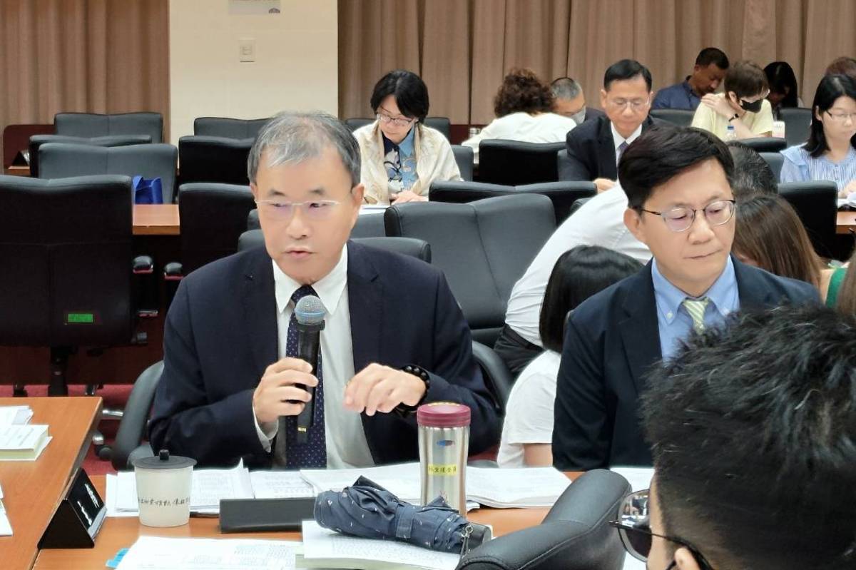 教育部部長鄭英耀與立院教文會就修法逐條討論