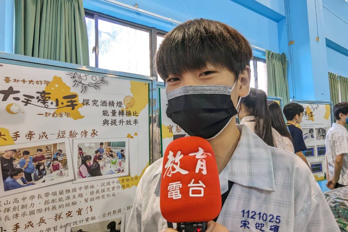 蘭雅國中學生宋迎碩說明，研究是藉由簡單的物理方式，提高太陽能板的效率