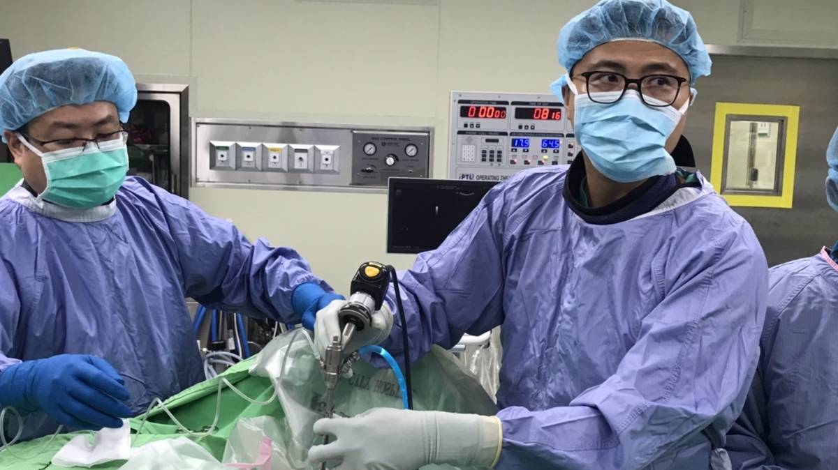 圖1脊椎內視鏡手術--台北市聯合醫院仁愛院區骨科 洪沛毅主治醫師提供