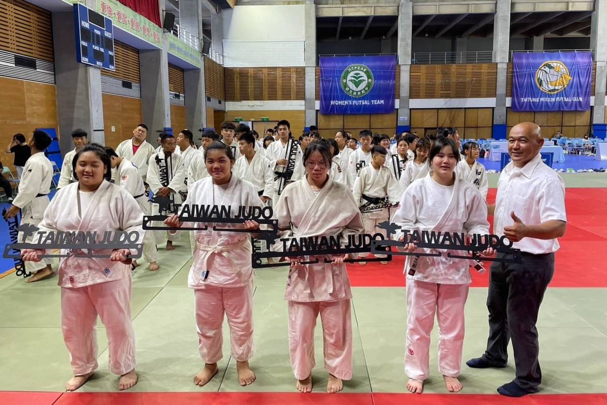 臺東大學柔道教練陳燕修(右一)與關山國中學生合影