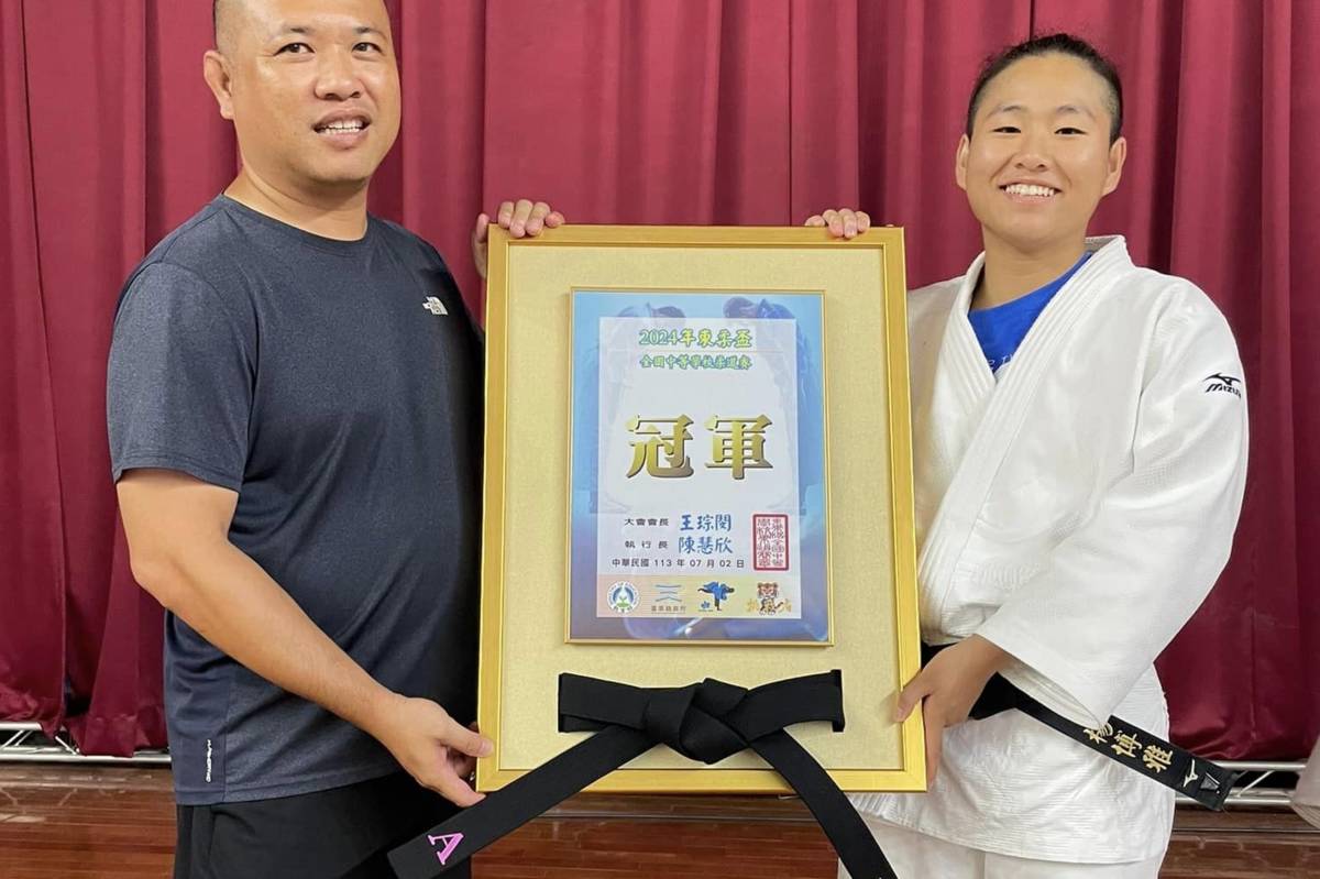 本屆柔委會主委王琮閔(左)親力親為 設計獎牌盃座讓獲獎選手備感榮耀