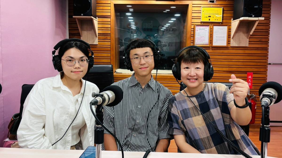 凱凱老師(右)、胤銓(中)及汶蓁同學，分享當聊天機器人進入幼兒園的故事