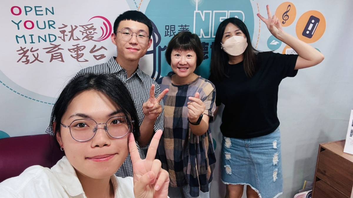 凱凱老師(右二)、胤銓(左二)及汶蓁(左一)同學，分享當聊天機器人進入幼兒園的故事