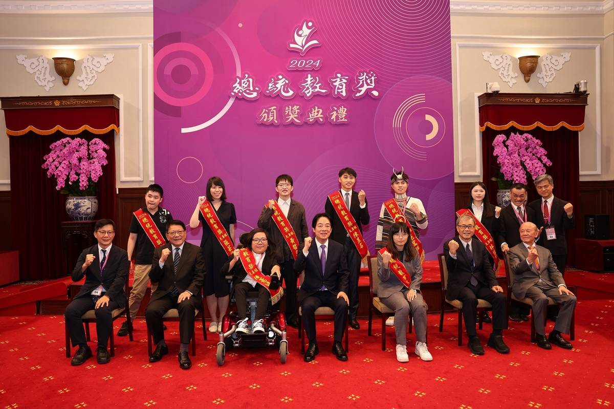 總統教育獎頒獎，賴清德總統(中)與大專組合影。(教育部提供)