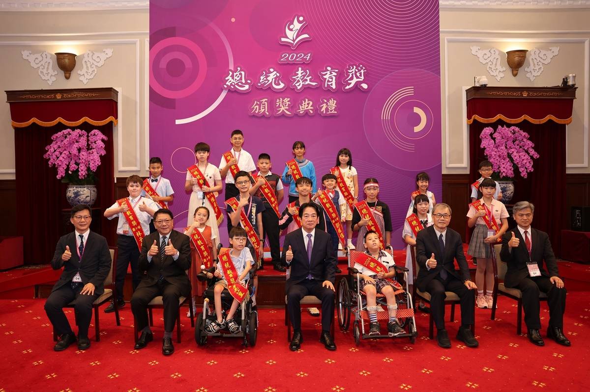 總統教育獎頒獎，總統賴清德(中)與國小組合影。(教育部提供)