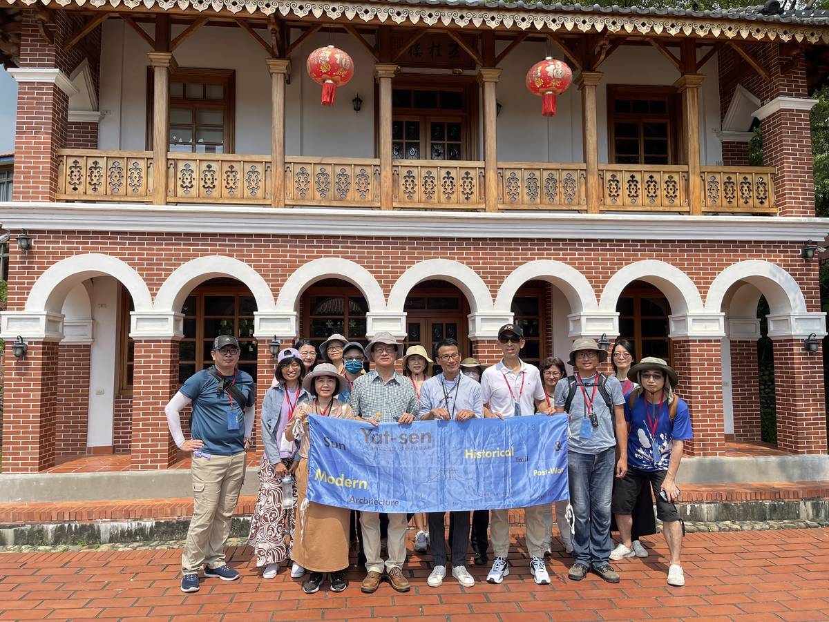 國父紀念館走讀活動成員在霧峰林家萊園五桂樓前合影 (國館提供)