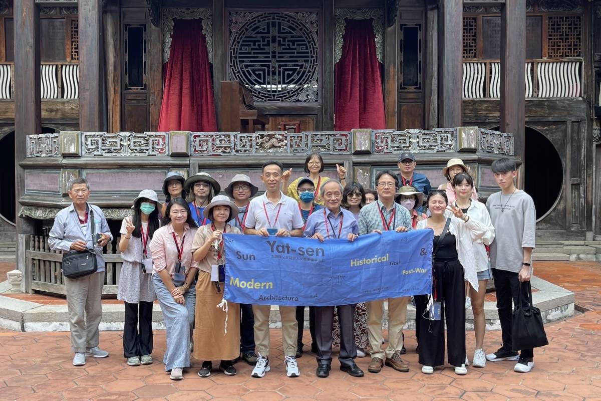 國父紀念館走讀活動成員在霧峰林家宮保第觀戲樓合影 (國館提供)