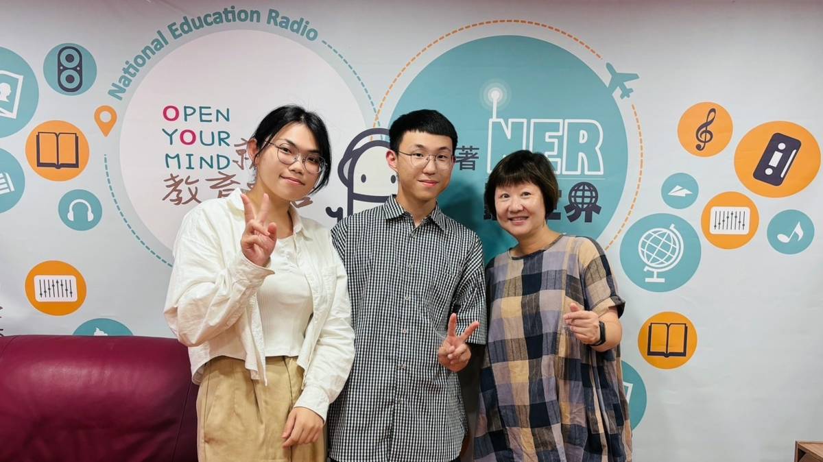 凱凱老師(右)、胤銓(中)及汶蓁同學，分享當聊天機器人進入幼兒園的故事
