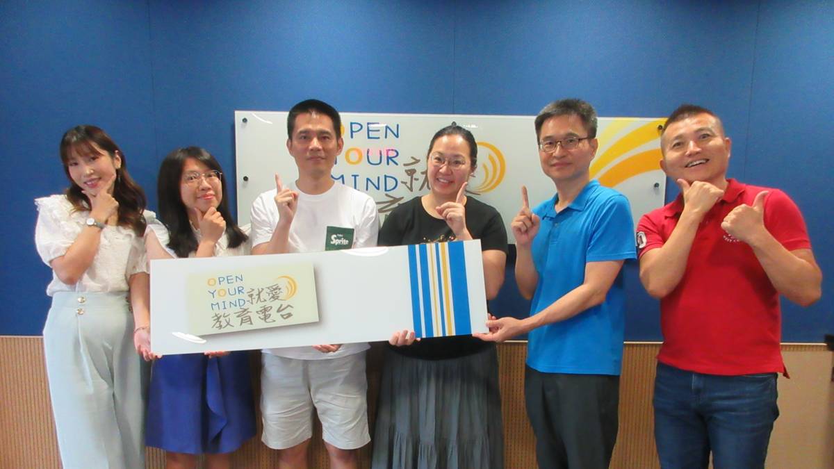 左起 節目主持人（臺中市政府教育局國中教育科 林筱玲課程督學、臺中市大里區草湖國民小學 蔡雅婷老師）來賓（臺中市立石岡國民中學資料組長嚴偉力、臺中市立清水國民中學資料組長吳曉函、臺中市立安和國民中學資料組長王裕民）及教育電台常罡

