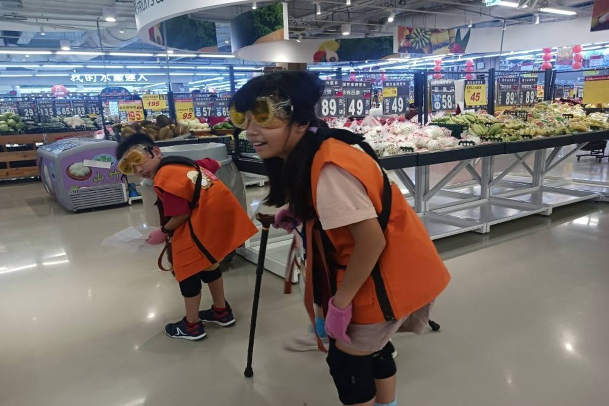 駝背背帶和負重背心，小朋友發現購物不容易