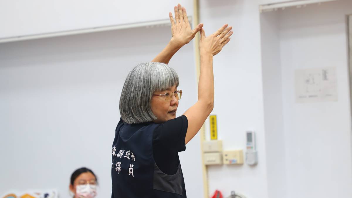 卓美月老師介紹簡易的臺灣手語