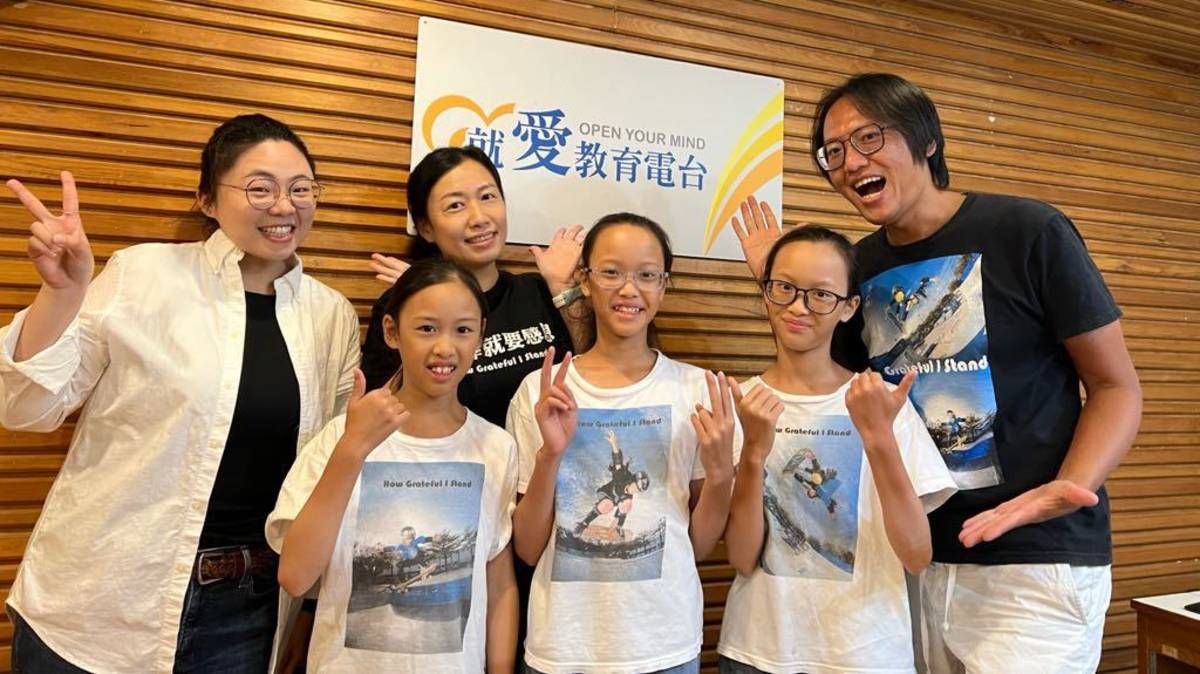 奶爸攝影師家銘(右一)與媽媽菁菁老師(左二)，帶著三千金樂樂、瑢瑢、寧寧分享精彩的滑板故事。
