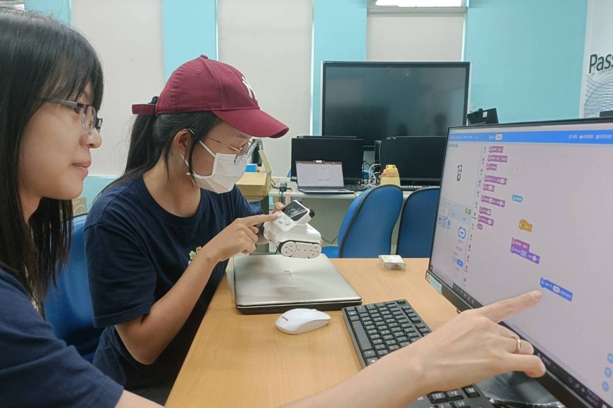 南大營隊使用CODEY機器車編寫程式 